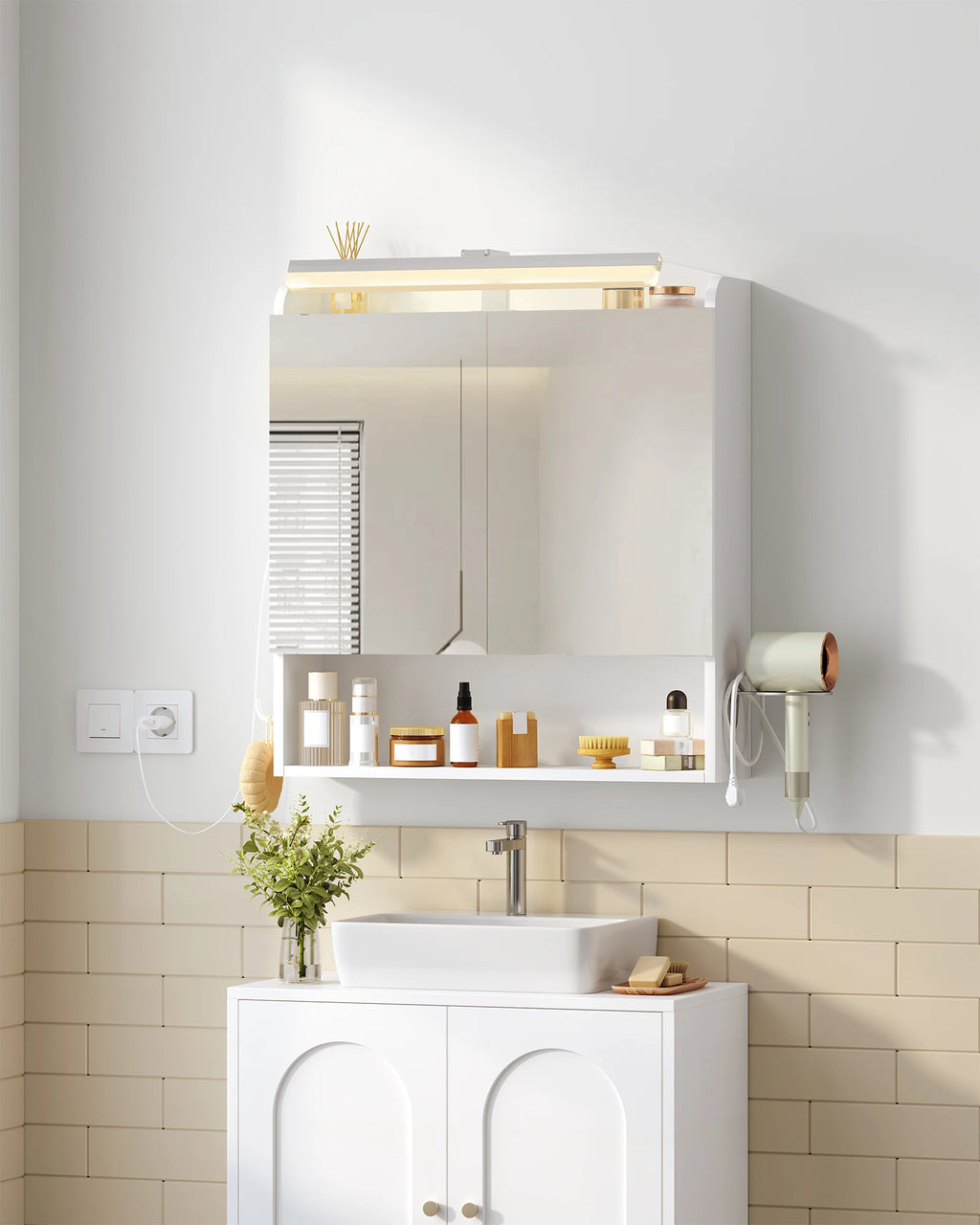 Armoire de toilette avec miroir et éclairage LED – prise intégrée, blanche