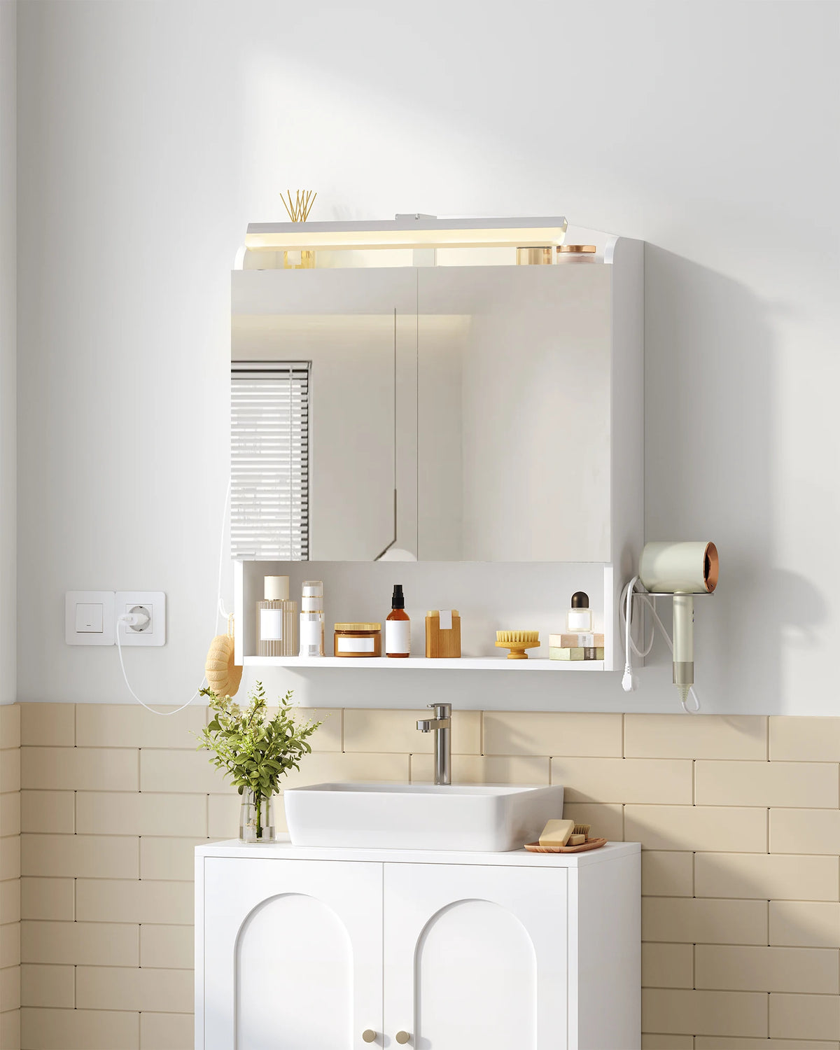 Armoire de toilette avec miroir et éclairage LED – prise intégrée, blanche